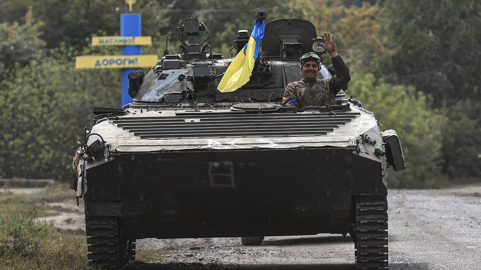Image shows tank with Ukrainian flag