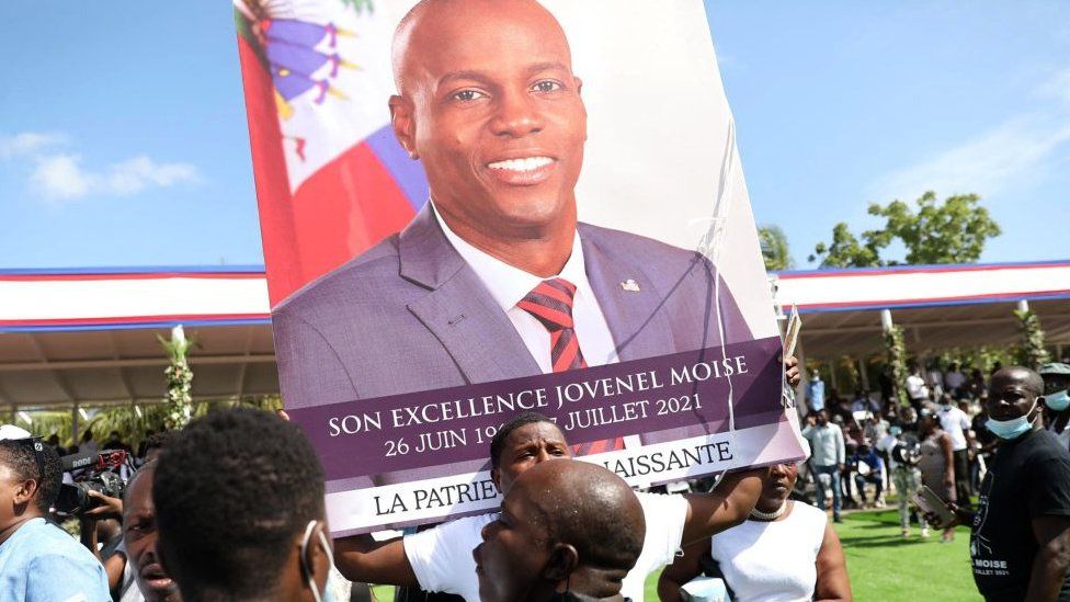 Скорбящие присутствуют на похоронах убитого президента Гаити Жовенеля Моиза 23 июля 2021 года в Кап-Аитьене, Гаити, главном городе его родного северного региона.
