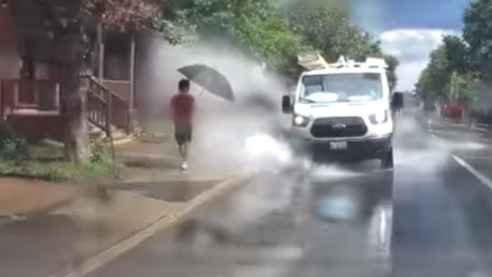 Van driver splashing pedestrians in Ottawa