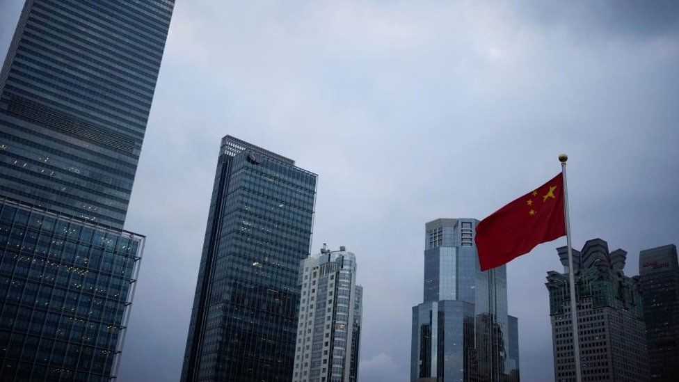 Китайский национальный флаг виден в Шанхае