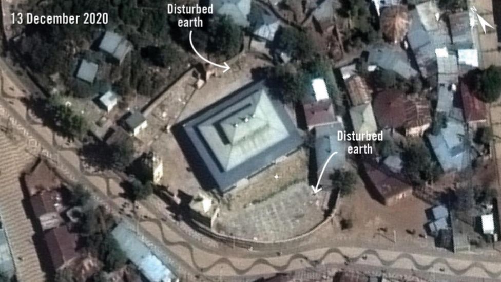 Спутниковые снимки, сделанные 13 декабря 2020 года, показывают новую нарушенную землю в церкви Арбаэту Энсесса в центре города Аксум