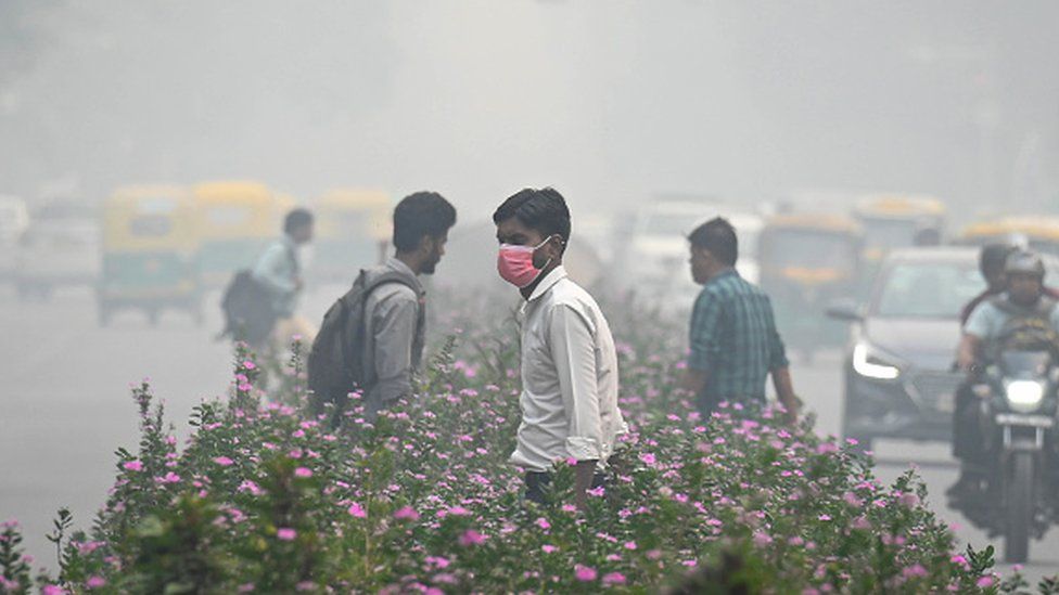 Heavy smog seen engulfed amid rise in pollution levels at Barakhamba on November 2, 2023 in New Delhi, India