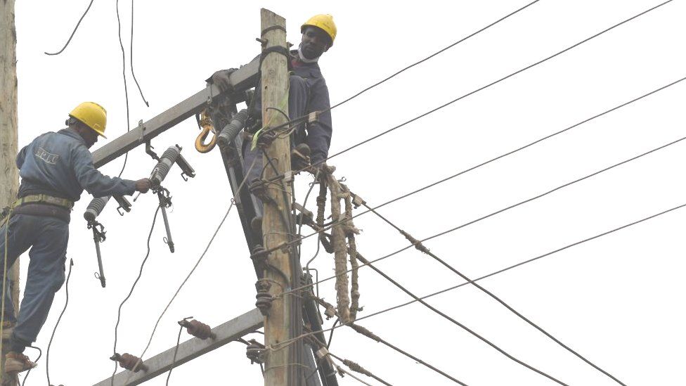 Кения Энергетики перемещают линии электропередач