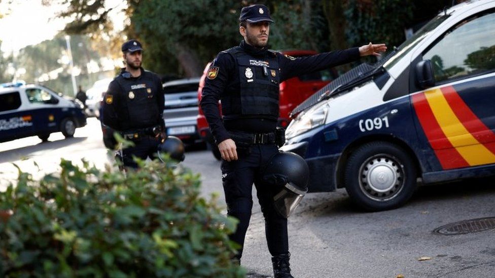 Spanish police officers guard outside the Ukrainian embassy in Madrid after the letter bomb blast. Photo: 30 November 2022