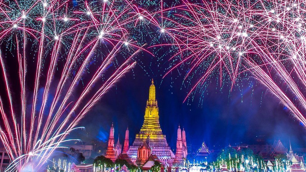 Фейерверк взрывается над храмом рассвета Ват Арун во время празднования Нового года в Бангкоке, Таиланд, 1 января 2023 года.