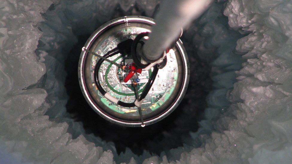 Uno dei singoli rilevatori di neutrini - sospeso nel ghiaccio su un cavo