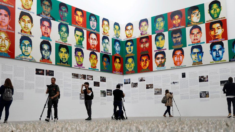 Los periodistas sacan fotos de la exposición de Ai Weiwei.