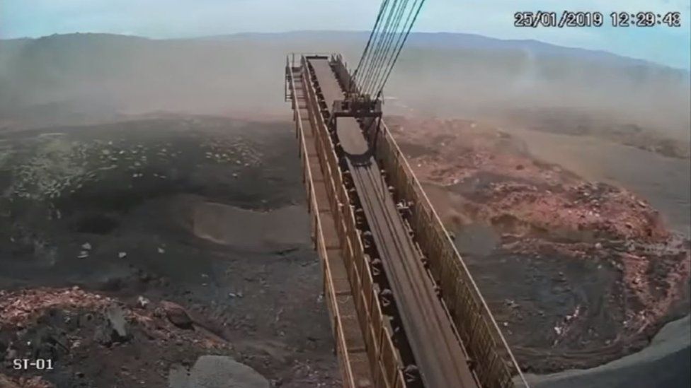 The video shows when the muddy sea reached the facilities of the Vale mining company