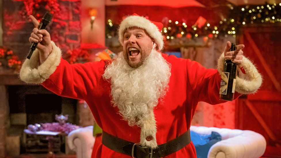 Mischief Theatre Company Christmas 2022 The Goes Wrong Show: When Tv Festive Frolics Go Awry - Bbc News