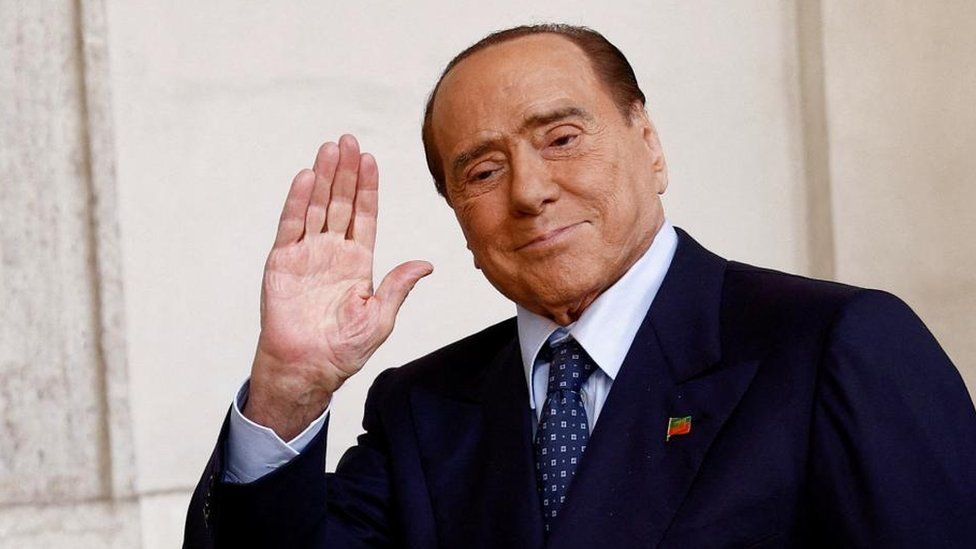 Лидер Forza Italia и бывший премьер-министр Сильвио Берлускони прибывает на встречу с президентом Италии Серджио Маттареллой в Квиринальский дворец в Риме, Италия, 21 октября 2022 г.