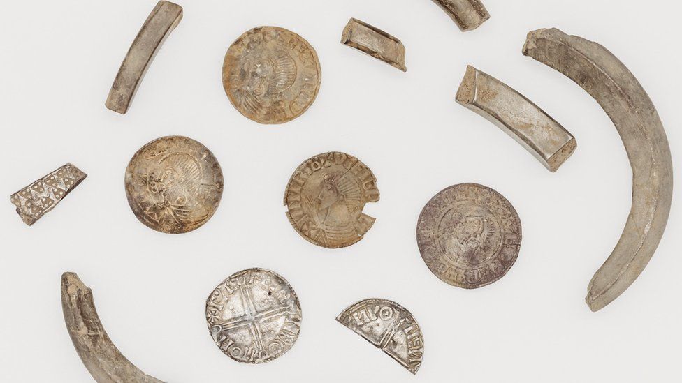Серебряные монеты и кусочки нарукавных колец