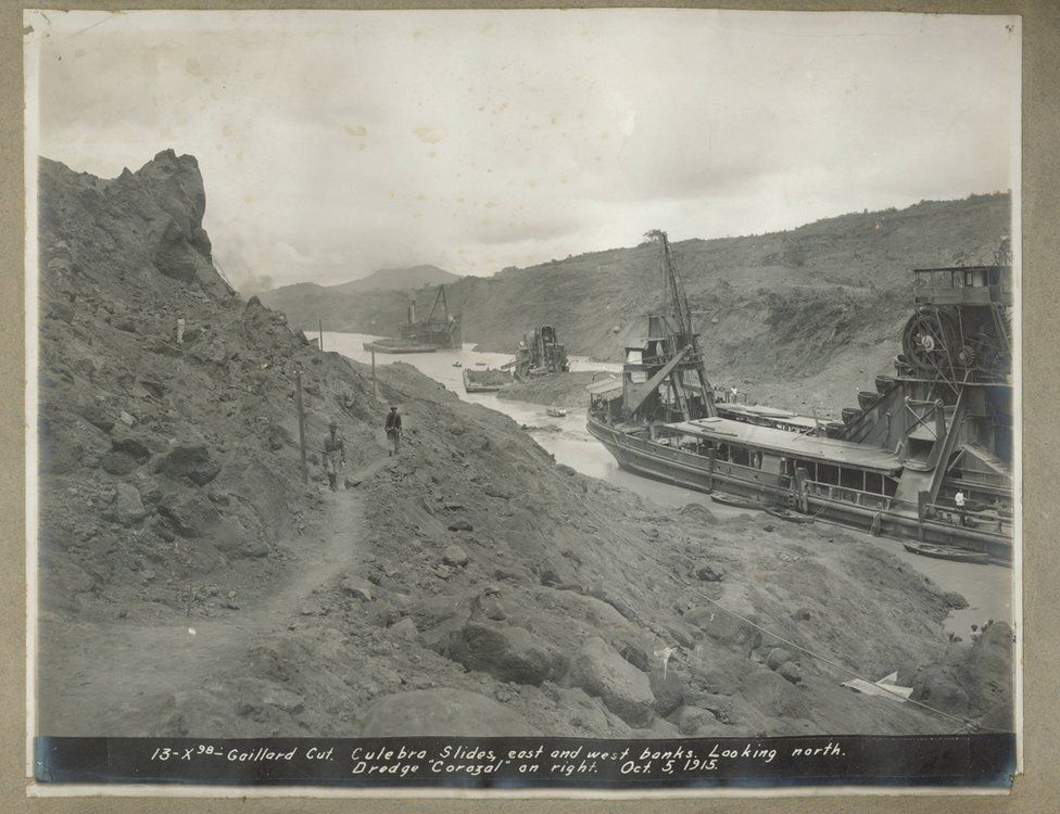 The Corozal (on right) in the Culebra Cut on Panama Canal in 1915