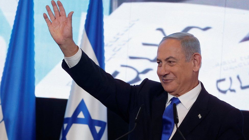 Likud party leader Benjamin Netanyahu waves as he addresses his supporters at his party's election headquarters (2 November 2022)