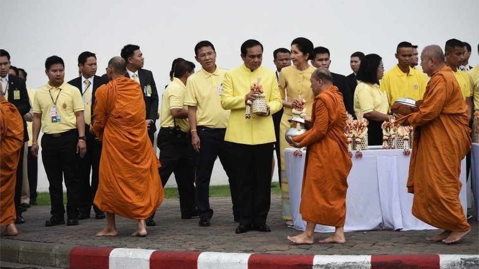 Thai Prime Minister Prayuth Chan-ocha gives alms to monks at the Grand Palace in Bangkok (9 June 2016)