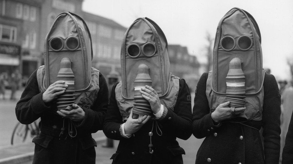 Tres personas con máscaras de gas en Reino Unido, en 1941.