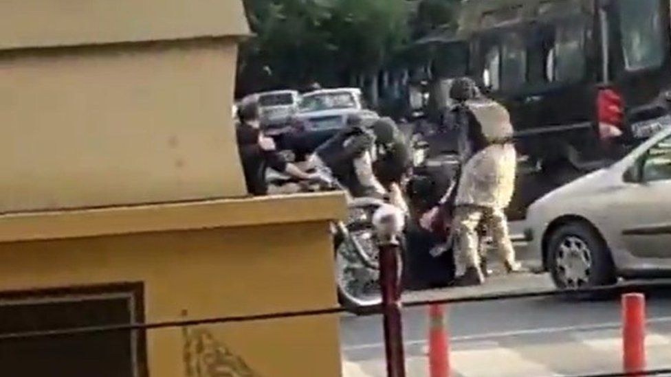 Женщины-спецназовцы задерживают женщину в Тебризе, на северо-западе Ирана, 14 октября 2022 года