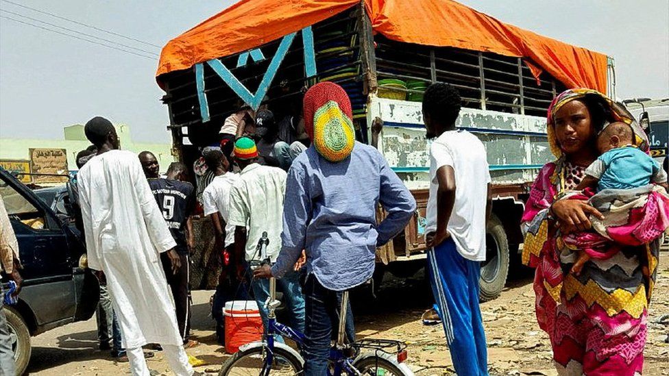 people gather to leave khartoum, 28/04