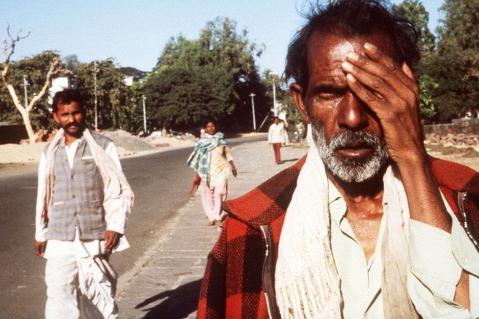 Жертва трагедии в Бхопале идет по улице 4 декабря 1984 года в Бхопале, где утечка ядовитого газа на заводе Union Carbide унесла жизни тысяч людей