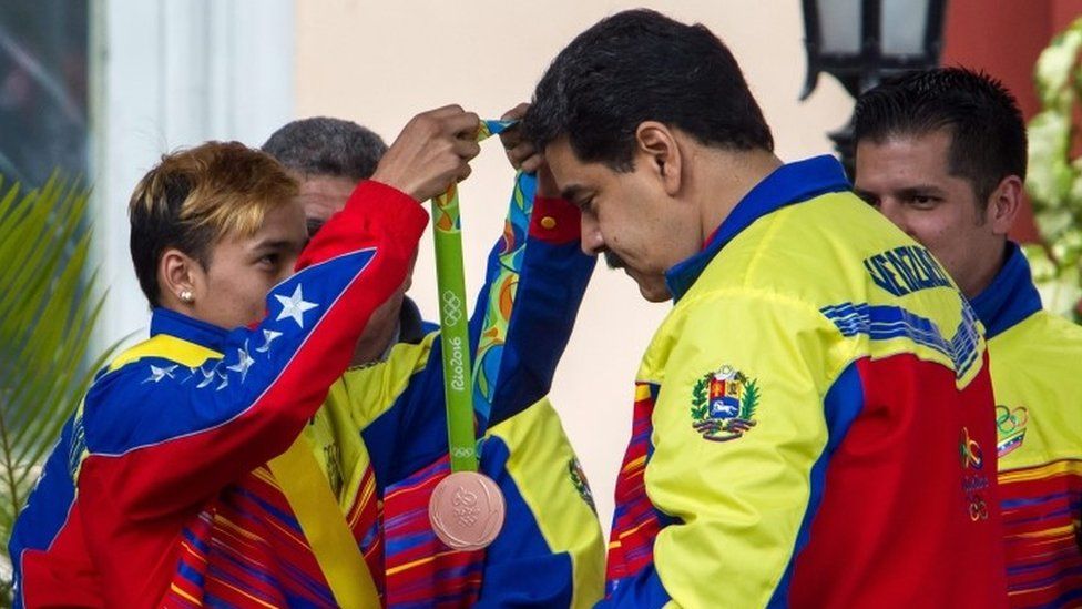 In pictures: Olympians return home - BBC News