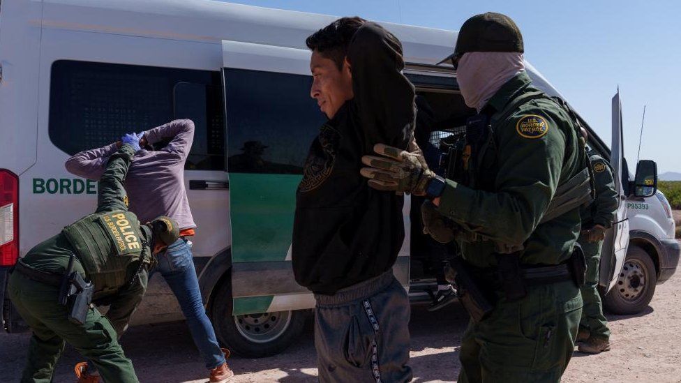 Сотрудники CBP задерживают мигранта на границе