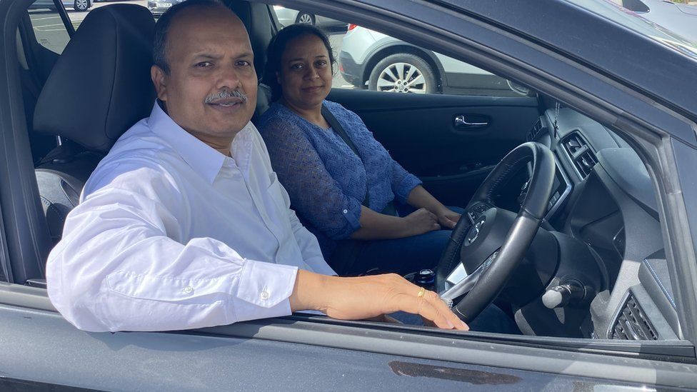 Сохаил и Махрина Эджаз заряжают свои Nissan Leaf в Toddington Services