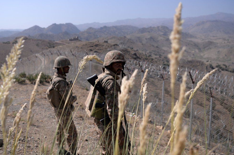 Пакистанские солдаты несут бдение рядом с недавно огороженным заграждением вдоль афганской границы в Киттон-Орчард-Пост в племенном агентстве Северный Вазиристан Пакистана 18 октября 2017 г.