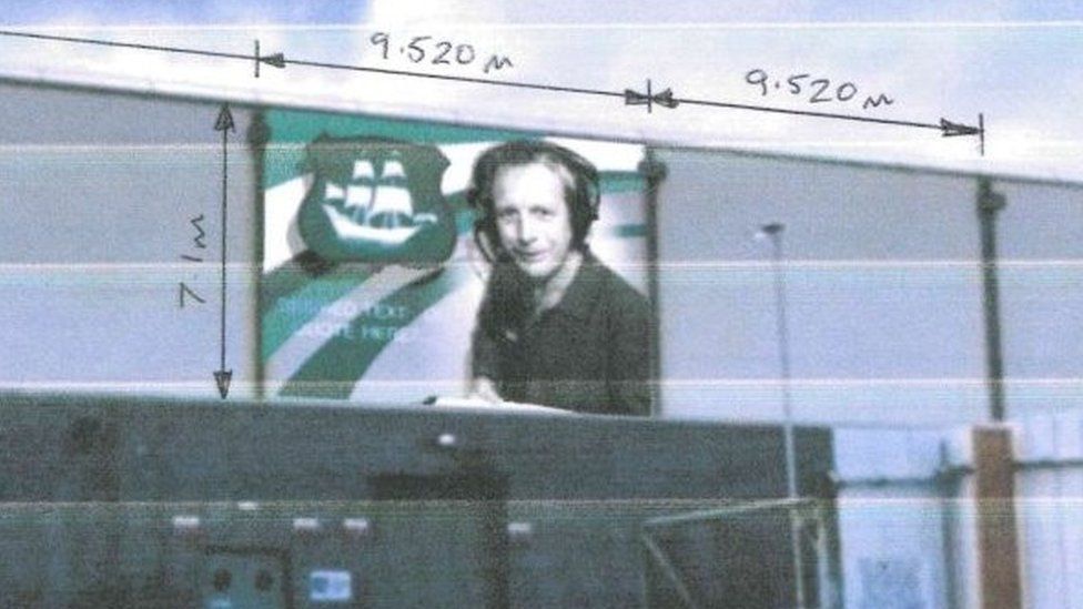 Gordon Sparks: Anger as radio legend mural blocked - BBC News