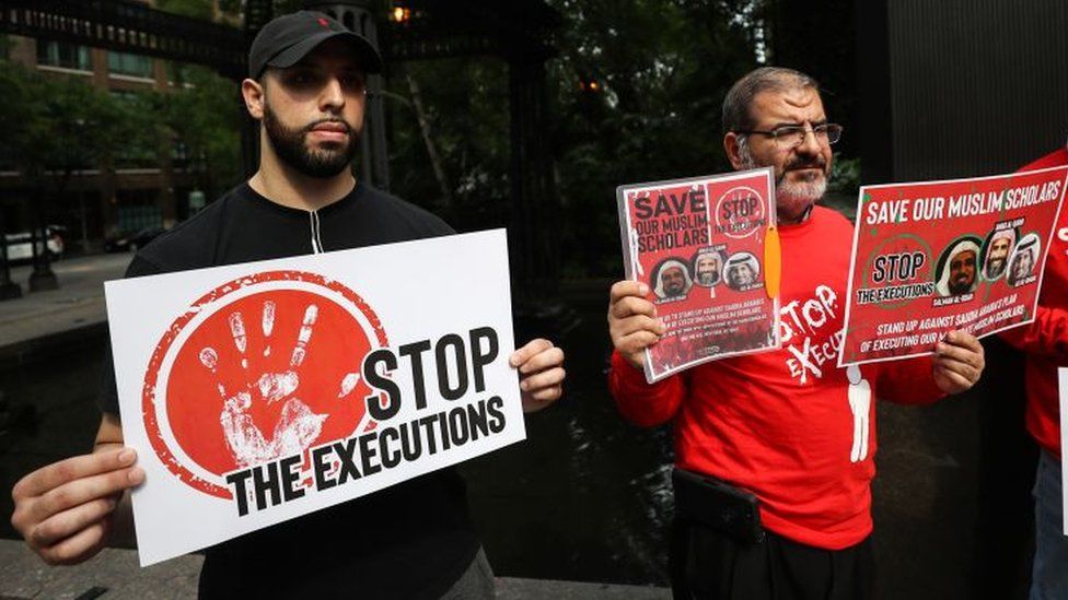 Фотография из архива, на которой запечатлены люди, протестующие против смертной казни в Саудовской Аравии у консульства Саудовской Аравии в Нью-Йорке (1 июня 2019 г.)