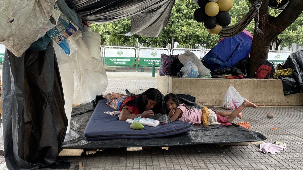Дети спят на самодельных кроватях в лагере в Монтерии