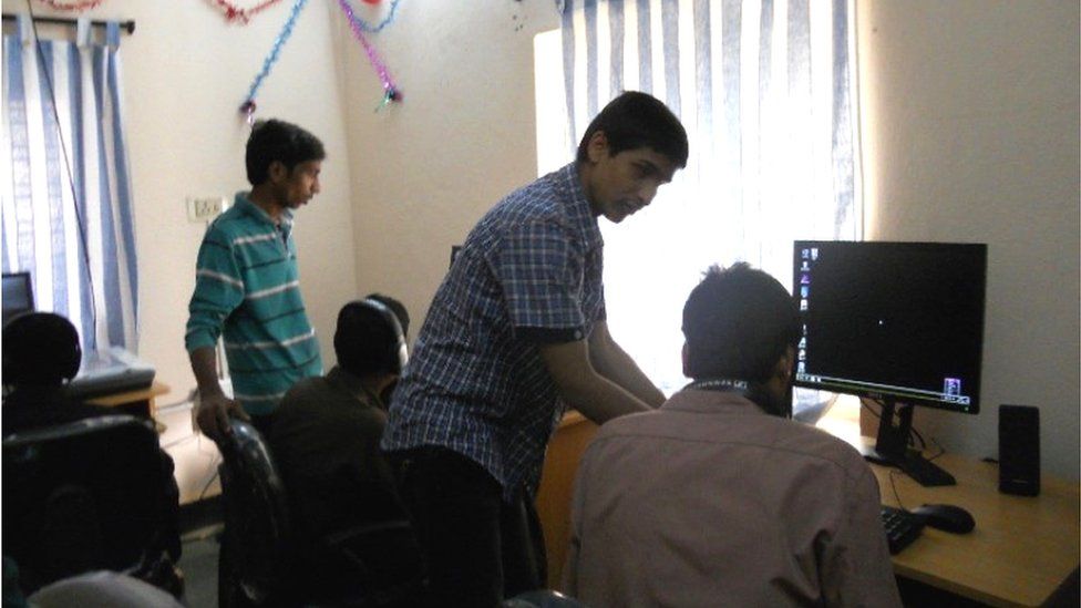 Студент Срикант Болла работает в Компьютерном учебном центре Саманваи для студентов с множественными нарушениями