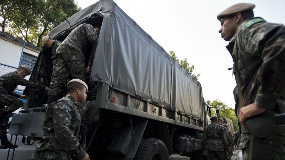 Brazilian soldiers prepare for an operation to fight the Aedes aegypti mosquito in Sao Paulo (03 February 2016)