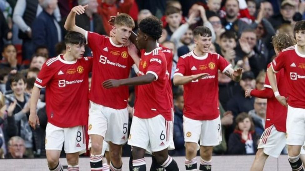 Youth FA Cup Final Young fans flock to watch Manchester United win BBC Newsround