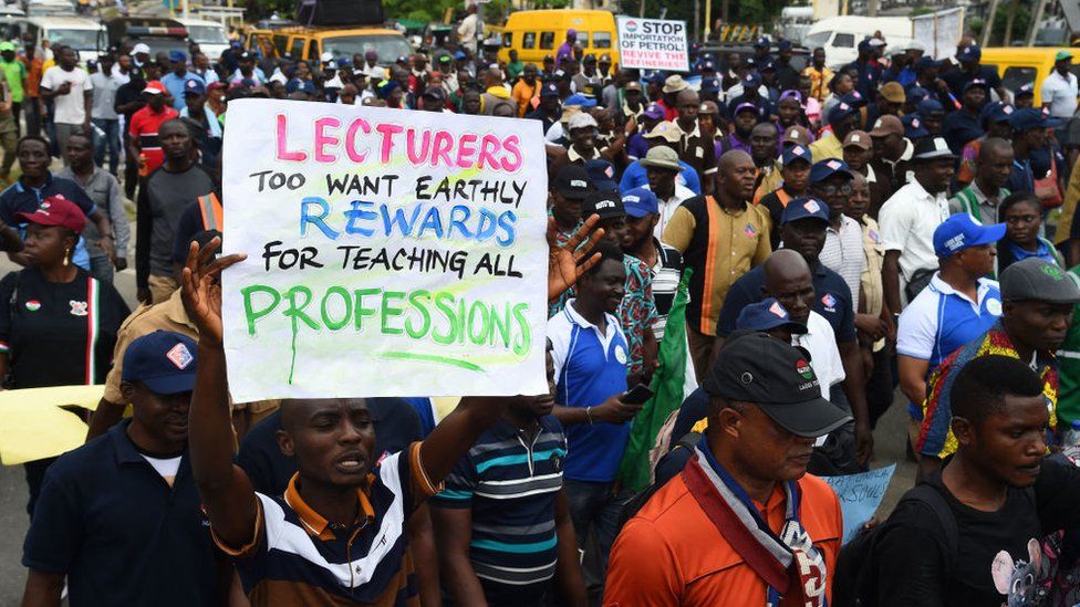 Протестующие у университета Нигерии маршируют