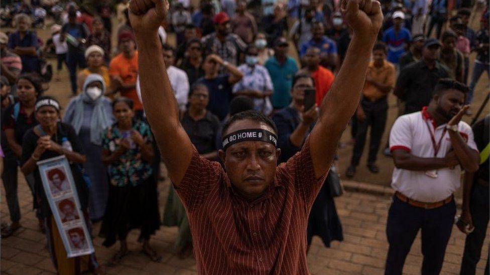 Manifestantes cantam slogans durante um protesto contra o recém-eleito presidente do Sri Lanka, Ranil Wickremesinghe, em Colombo