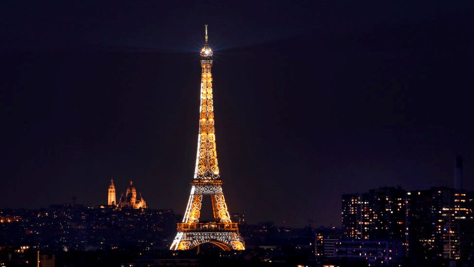 Un mur de verre pour protéger la tour Eiffel - BBC News Afrique