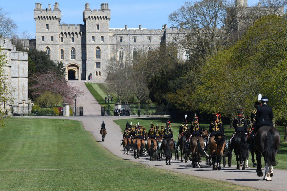Королевский отряд и Королевская конная артиллерия входят в Виндзорский замок перед похоронами принца Филиппа, герцога Эдинбургского 17 апреля 2021 года в Виндзоре, Англия.