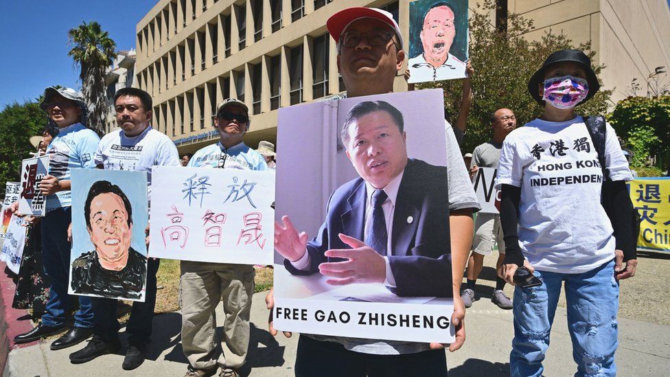 Активисты митингуют за немедленное освобождение Гао Чжишэна в 5-ю годовщину его ареста перед консульством Китая в Лос-Анджелесе, Калифорния, 13 августа 2022 г.