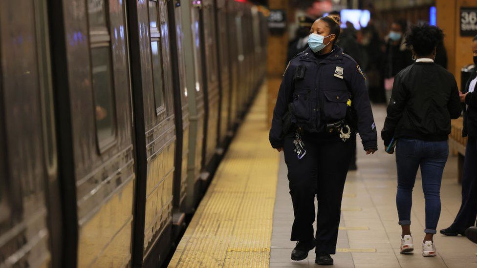 Офицер полиции Нью-Йорка на станции метро