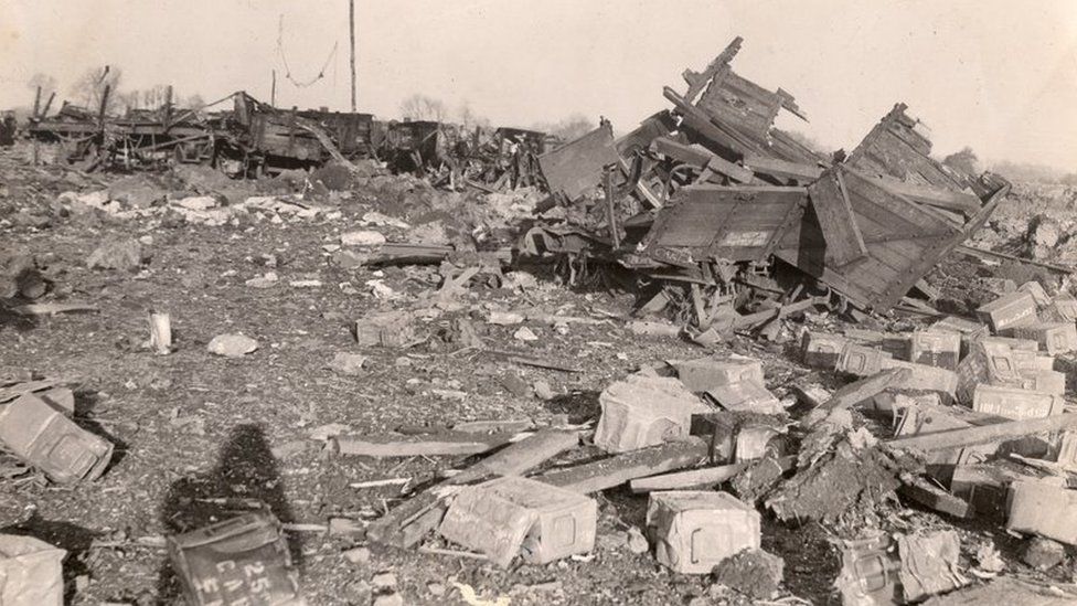 Memorial to Savernake munitions disaster is unveiled - BBC News