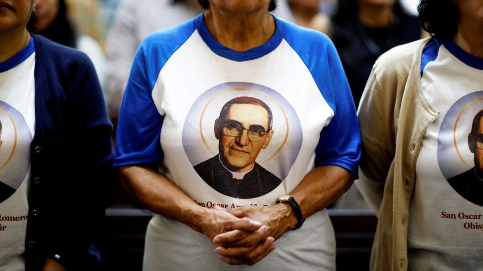 Mujer con una camiseta con la imagen de monseñor Romero