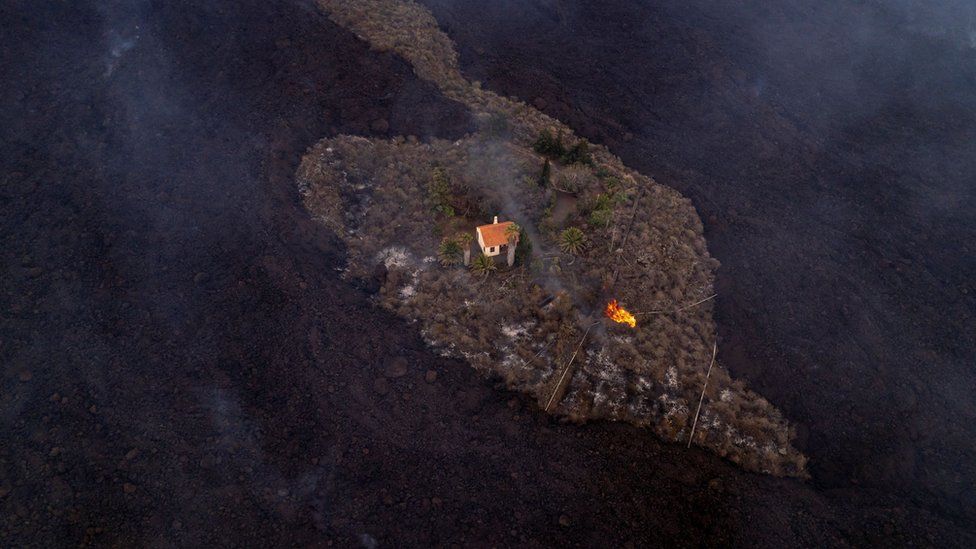 Una casa se encuentra rodeada de lava en La Palma