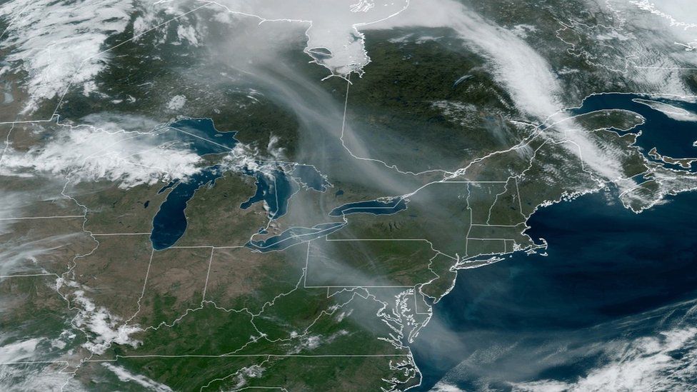 Спутниковый снимок NOAA, показывающий путь дыма