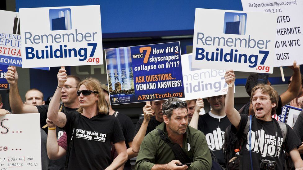 Сторонники теории заговора 11 сентября протестуют возле поминальной службы на строительной площадке Всемирного торгового центра в ознаменование 10-й годовщины терактов 11 сентября 2001 года.