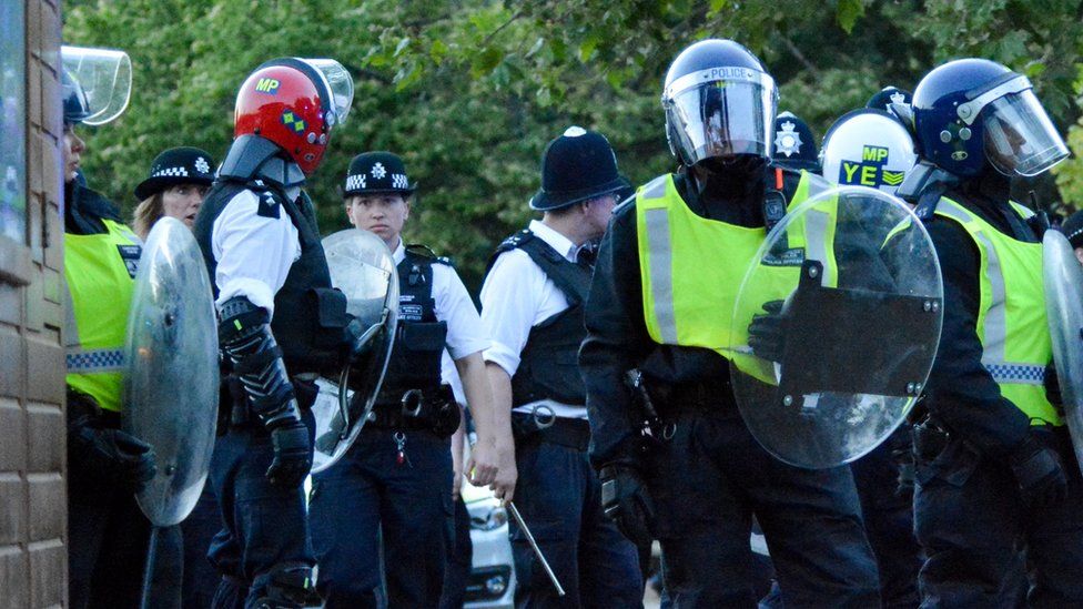 Hyde Park 'water fight' violence sees police officer stabbed - BBC News