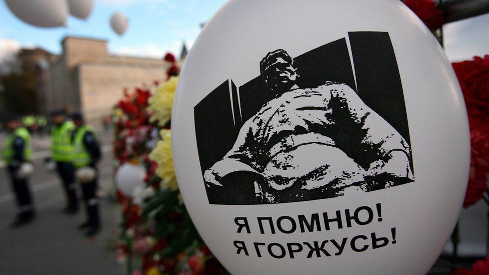 Campaigner's balloon saying 'I remember! I am proud' by Tallinn's Soviet war memorial