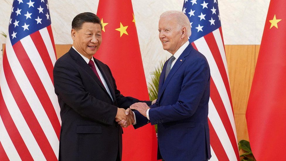 U.S. Präsident Joe Biden schüttelt dem chinesischen Präsidenten Xi Jinping die Hand, als sie sich am Rande des G20-Gipfels in Bali, Indonesien, am 14. November 2022 treffen