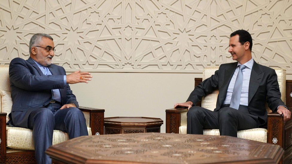 The chairman of the Iranian parliament's foreign policy committee, Alaeddin Boroujerdi (L), meets Syrian President Bashar al-Assad (R) in Damascus (30 April 2018)