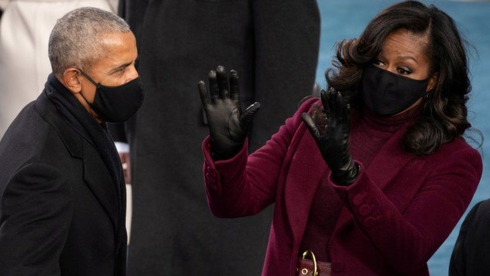 O ex-presidente dos Estados Unidos, Barack Obama, e a ex-primeira-dama Michelle Obama chegam para a cerimônia de juramento de Joe Biden
