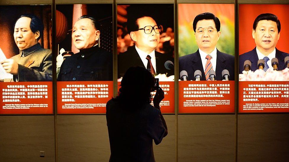 Портреты пяти поколений лидеров КНР, от Мао до Си