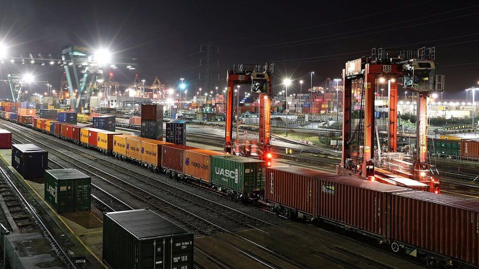Southampton port offer road to rail port incentives - BBC News
